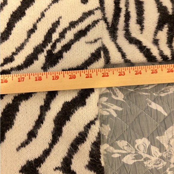H&M Monochrome Zebra Turtleneck Sweater - Picture 4 of 8